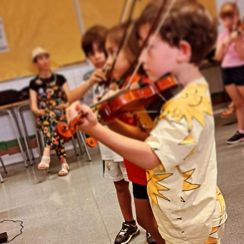 Niños tocando el violín