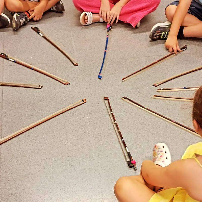 Niños y arcos de violín